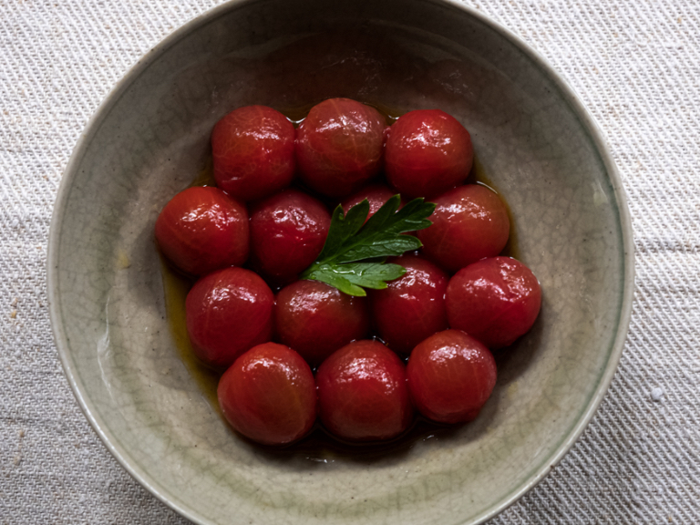 富山県富山市の島川あめ店では、料理に使いやすく調整した甘味料「あまみ」を使用したプチトマトのマリネの調理法を提案します。