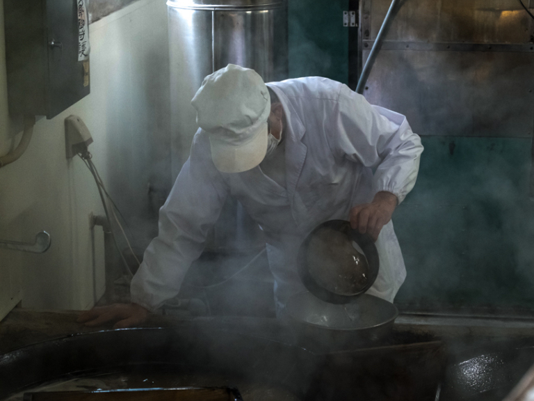 富山県富山市の島川あめ店では、麦芽水飴を、さらに柔らかく、料理に使いやすく調整した甘味料「あまみ」を取り扱っています。